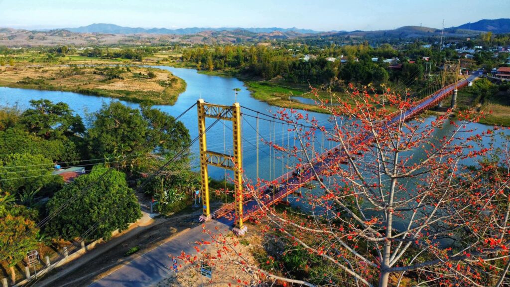 Cầu treo kon klor và nhà rông kon klor